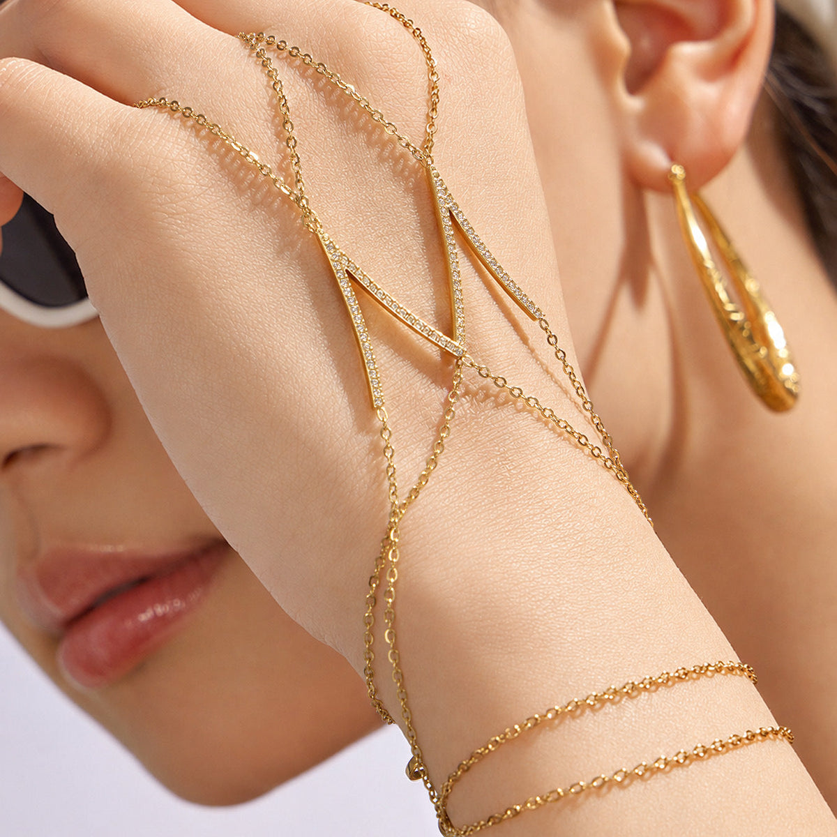 Radiant V zircon hand chain detail